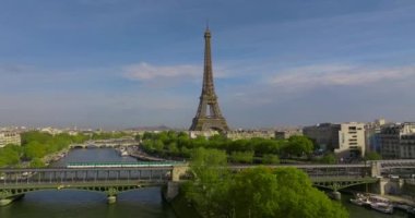 Paris, Fransa 'yı çekiyoruz. Hava aracı Eiffel Kulesi ve Seine Nehri Köprüsü 'ndeki trafik arabalarının günbatımı görüntüsü Paris, Fransa.