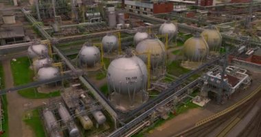 Ağır endüstriyel kimya parkı kuruyorum. Farklı kimyasal ürünlerin üretimi ve üretimi. Ekin koruma ajanları, polimerler, plastik ve kauçuk..