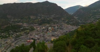 Yazın Andorra 'nın başkentinin insansız hava aracı görüntüsü. Şehir merkezi arabalar ve turistlerle dolu. Avrupa 'nın merkezindeki dağlarda tatiller. Vergi mükellefleri için uygun ekonomik bölge.
