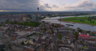 Düsseldorf, Almanya 'yı çekiyoruz. Almanya 'nın Düsseldorf kentindeki sokakların insansız hava görüntüleri. Konut binaları, trafik, arabalar, tramvaylar, insanlar, sabahın erken saatlerinde evlerle birlikte..