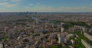 Paris, Fransa 'yı çekiyoruz. Hava aracı Eiffel Kulesi ve Seine Nehri Köprüsü 'ndeki trafik arabalarının günbatımı görüntüsü Paris, Fransa.