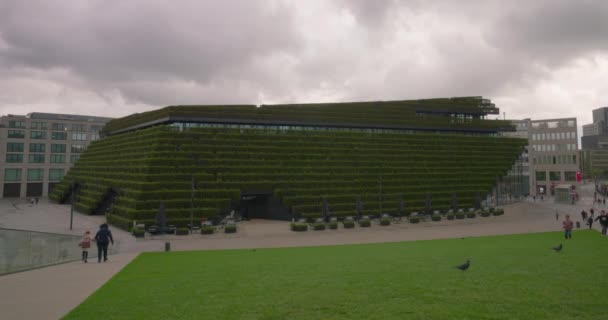 Den Största Gröna Fasaden Europa Bogen Grön Byggnad Kuvert För — Stockvideo
