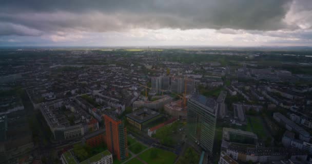 뒤셀도르프 독일의 도시의 다리와 스카이라인 Timelapse 구름의 움직임 — 비디오