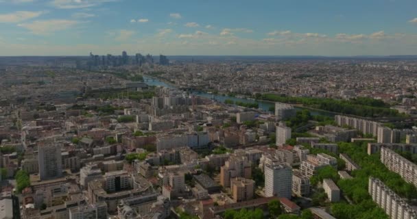 在法国的巴黎拍摄 法国巴黎城市旅游景点环埃菲尔铁塔和塞纳河大桥的空中无人驾驶飞机落日图 — 图库视频影像
