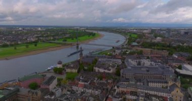 Düsseldorf, Almanya 'yı çekiyoruz. Almanya 'nın Düsseldorf kentindeki sokakların insansız hava görüntüleri. Konut binaları, trafik, arabalar, tramvaylar, insanlar, sabahın erken saatlerinde evlerle birlikte..