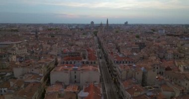 Bordeaux şehir panoramasını gün batımında çekiyoruz, Fransa 'nın şarap başkenti. Bordeaux 'nun merkez bölgesinin havadan görüntüsü. Fransa 'nın nehir kıyısındaki eski turist kasabası.