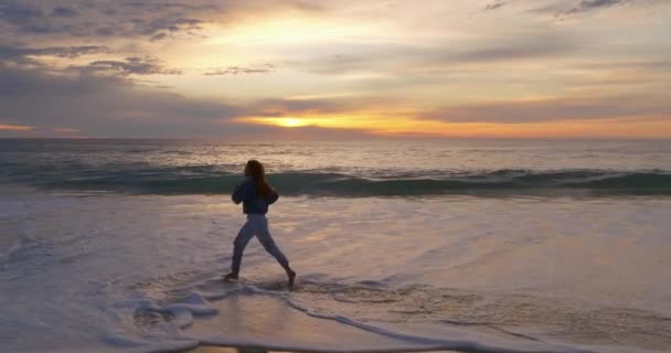 Silhouette Una Donna Che Corre Piedi Nudi Lungo Costa Oceanica — Video Stock