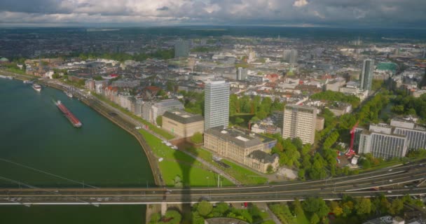 デュッセルドルフ ドイツの都市の空中ビュー ライン川に架かる橋を持つスカイライン — ストック動画