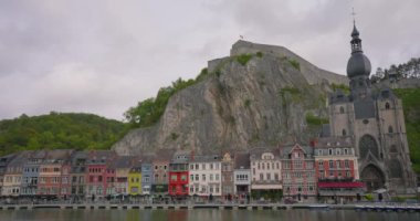 Belçika. Meuse Nehri üzerindeki Dinant kasabası, Dinant Kalesi ve Notre Dame de Dinant Kolej Kilisesi manzarası. 