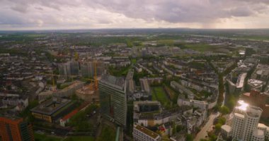 Gün batımında Düsseldorf şehrinin, binaların ve sokakların insansız hava aracı görüntüleri..
