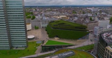 Avrupa 'nın en büyük yeşil cephesinin çekimleri, şehir iklimini iyileştirmek için yeşil bir yapı zarfı. Düsseldorf 'taki iş merkezi. Çağdaş ve ekolojik ofislerin balkonlarında bir sürü ağaç var..