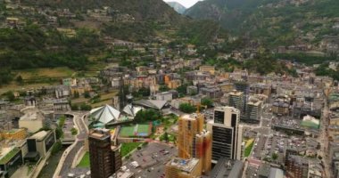 Yazın Andorra 'nın başkentinin insansız hava aracı görüntüsü. Şehir merkezi arabalar ve turistlerle dolu. Avrupa 'nın merkezindeki dağlarda tatiller. Vergi mükellefleri için uygun ekonomik bölge.