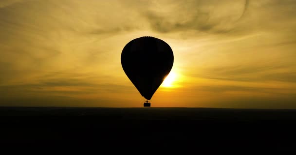 Vista Aérea Del Globo Aerostático Silueta Volando Contra Sol Amanecer — Vídeo de stock