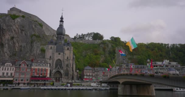 Dinant 벨기에 Dinant의 Charles Gaulle 다리를 운전하는 자동차 — 비디오