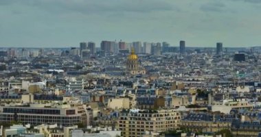 Modern ve antik Paris 'in çekimleri. Dünyanın her yerinden turistler için bir mıknatıs. Fransız evlerinin çatılarının ve işaretlerinin insansız hava aracı görüntüsü. Paris şehri insansız hava aracı tarafından ele geçirildi.