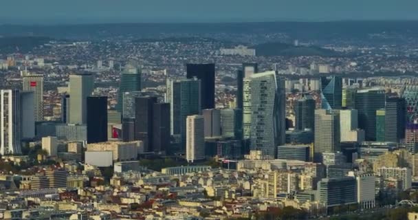 拍摄现代和古代的巴黎 吸引来自世界各地的游客的磁铁 俯瞰法国房屋的屋顶和地标 被无人机捕捉到的巴黎城市景观 — 图库视频影像