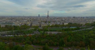 Modern ve antik Paris 'in çekimleri. Dünyanın her yerinden turistler için bir mıknatıs. Fransız evlerinin çatılarının ve işaretlerinin insansız hava aracı görüntüsü. Paris şehri insansız hava aracı tarafından ele geçirildi.