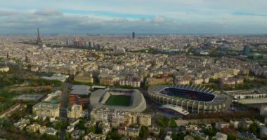Paris Saint-Germain futbol takımı için Le Parc des Princes stadyumunun hava manzarası. Olimpiyat Yaz Oyunları 2024. Paris dünyanın dört bir yanından gelen sporcuları ve turistleri karşılamaya hazırlanıyor.. 