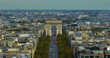 Fransa, Paris Hava Görüşü Zafer Kemeri Champs Elysees 'de Sacre-Coeur Bazilika Kilisesi arka planda. Yaz günü.