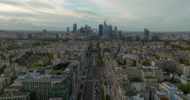 現代と古代パリのショットを確立する 世界中の観光客のための観光マグネット フランスの家屋やランドマークの屋根のドローンビュー ドローンで撮影されたパリの街並み — ストック動画