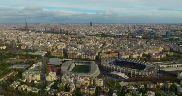サッカーチームパリ サンジェルマン向けのルパーク プリンセス スタジアムの空中ビュー オリンピック夏季大会 2024年 パリは世界中のアスリートや観光客を歓迎する準備をしています — ストック動画