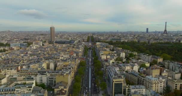 現代と古代パリのショットを確立する 世界中の観光客のための観光マグネット フランスの家屋やランドマークの屋根のドローンビュー ドローンで撮影されたパリの街並み — ストック動画