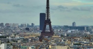 Eyfel kulesinin uzaktan kumandalı bir hava aracına yakın çekim görüntüsü. Paris Şehri 'nin Hava Panoraması. Parallaks etkisi. Tarihi şehir merkezinde tarihi bir Fransız anıtı. Ziyaret edilen çoğu Avrupa kenti.
