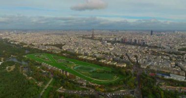 Paris 'in merkezinde modern bir stadyumun çekimini yapıyoruz. Dünya standartlarında futbol maçlarına ev sahipliği yapmak için spor merkezinin havadan görünüşü. Fransa 'nın en iyi stadyumu. Futbol taraftarları için turist mıknatısı.