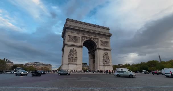 Traffic Cars Passing Backdrop Arc Triomphe Paris France — Stock Video