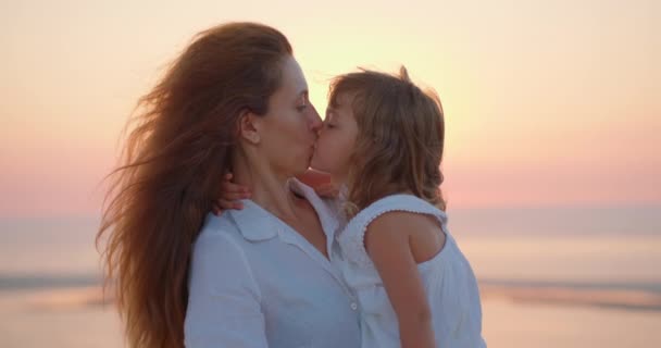Mamá Joven Hija Pequeña Disfrutan Relajarse Atardecer Océano Una Hermosa — Vídeos de Stock