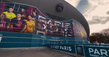Fransa, Paris, 30 Ağustos 2023: Paris 'in merkezinde modern bir stadyumun çekimi. Dünya standartlarında futbol maçlarına ev sahipliği yapmak için spor merkezinin havadan görünüşü. Fransa 'nın en iyi stadyumu..