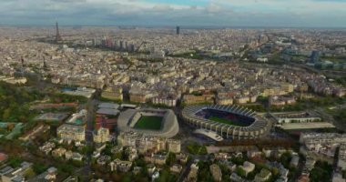Paris 'in merkezinde modern bir stadyumun çekimini yapıyoruz. Dünya standartlarında futbol maçlarına ev sahipliği yapmak için spor merkezinin havadan görünüşü. Fransa 'nın en iyi stadyumu. Futbol taraftarları için turist mıknatısı.