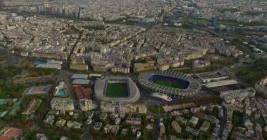 Paris 'in merkezinde modern bir stadyumun çekimini yapıyoruz. Dünya standartlarında futbol maçlarına ev sahipliği yapmak için spor merkezinin havadan görünüşü. Fransa 'nın en iyi stadyumu. Futbol taraftarları için turist mıknatısı.