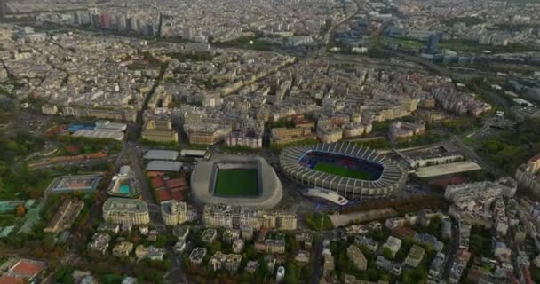 在巴黎市中心拍摄现代体育场的照片 主办世界级足球比赛的体育设施的空中景观 法国最好的体育场足球迷的旅游磁铁 — 图库视频影像