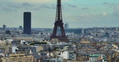 Paris Fransa Havayolları Eyfel Kulesi, turizm faaliyetlerinin bir simgesi olarak konut ve apartman arkaplanlarına karşıdır.