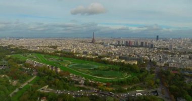Paris şehri Fransa yukarıdan. La Savunma Bölgesi ve Eyfel Kulesi şehrin arka planında görülebilir..