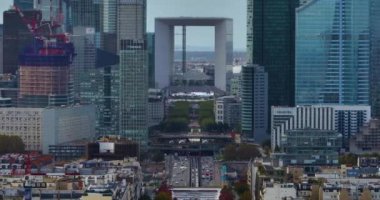 Paris, Fransa Paris Havayolları La Grand Arche 'a doğru gidiyor ve La Defense' daki modern ofis binaları..