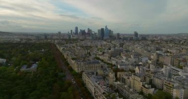 Paris şehrinde La Defense 'ın hava manzarası, iş bölgesi, güneşli bir günde Fransa' nın başkenti.