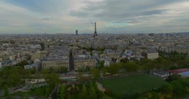 Paris şehri Fransa yukarıdan. La Savunma Bölgesi ve Eyfel Kulesi şehrin arka planında görülebilir..