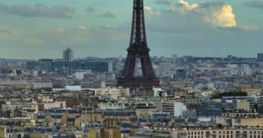 Eyfel kulesinin uzaktan kumandalı bir hava aracına yakın çekim görüntüsü. Paris Şehri 'nin Hava Panoraması. Parallaks etkisi. Tarihi şehir merkezinde tarihi bir Fransız anıtı. Ziyaret edilen çoğu Avrupa kenti.