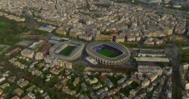 Modern ve antik Paris 'in çekimleri. Dünyanın her yerinden turistler için bir mıknatıs. Fransız evlerinin çatılarının ve işaretlerinin insansız hava aracı görüntüsü. Paris şehri insansız hava aracı tarafından ele geçirildi.
