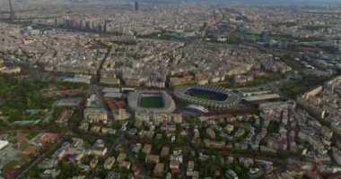Paris 'in merkezinde modern bir stadyumun çekimini yapıyoruz. Dünya standartlarında futbol maçlarına ev sahipliği yapmak için spor merkezinin havadan görünüşü. Fransa 'nın en iyi stadyumu. Futbol taraftarları için turist mıknatısı.