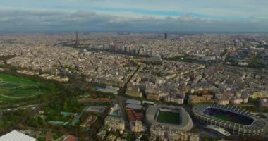 Modern ve antik Paris 'in çekimleri. Dünyanın her yerinden turistler için bir mıknatıs. Fransız evlerinin çatılarının ve işaretlerinin insansız hava aracı görüntüsü. Paris şehri insansız hava aracı tarafından ele geçirildi.