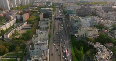 Paris sokaklarının çekimini başlatıyorum. Fransız sokaklarının insansız hava aracı görüntüleri araba ve insanlarla dolu. Hava manzaralı, ağaçların ve trafiğin üstünde, Fransız binaları ve mimarisi ile çevrili..
