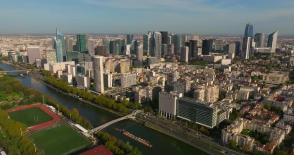 Ustalam Ujęcie Ulic Paryża Zdjęcia Dronów Francuskich Ulic Pełne Samochodów — Wideo stockowe