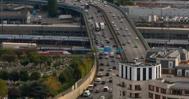파리의 거리의 설정합니다 프랑스 거리의 자동차와 사람들로 가득합니다 프랑스 건물과 — 비디오