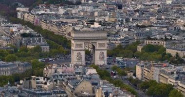 Paris sokaklarının çekimini başlatıyorum. Fransız sokaklarının insansız hava aracı görüntüleri araba ve insanlarla dolu. Hava manzaralı, ağaçların ve trafiğin üstünde, Fransız binaları ve mimarisi ile çevrili..