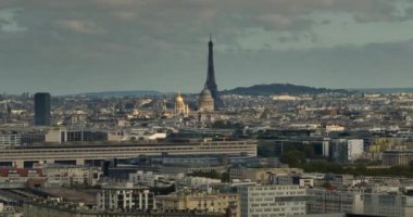 Paris sokaklarının çekimini başlatıyorum. Fransız sokaklarının insansız hava aracı görüntüleri araba ve insanlarla dolu. Hava manzaralı, ağaçların ve trafiğin üstünde, Fransız binaları ve mimarisi ile çevrili..