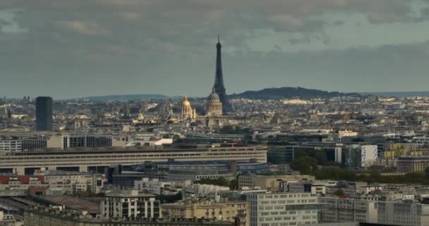 拍摄了巴黎的街道 法国大街上的无人机上到处都是车和人 空中景观 在树木和交通之上 环绕着法国的建筑和建筑 — 图库视频影像
