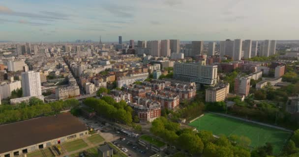 拍摄了巴黎的街道 法国大街上的无人机上到处都是车和人 空中景观 在树木和交通之上 环绕着法国的建筑和建筑 — 图库视频影像